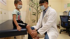 亞大醫院兒童腎臟科主治醫師陳劍韜替患者做理學檢查。（圖非當事人）