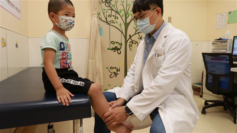 眼皮腫＝沒睡飽？男童雙腳陰囊都水腫