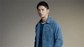 溫昇豪防疫期間在家用滾輪做運動。（圖／伊林娛樂提供）