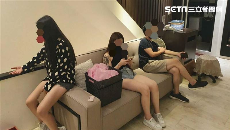 不甩疫情營業！2正妹按摩女見警傻眼