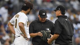 ▲達比修有被裁判檢查手套。（圖／美聯社／達志影像）