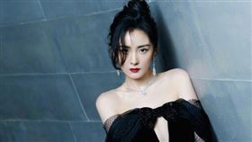 楊冪外型亮眼、身材火辣，被稱為流量女王。（圖／翻攝自楊冪工作室微博）