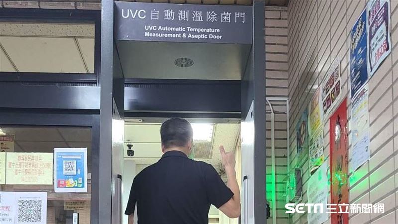 台中「防疫門」　警通過秒測溫又除菌