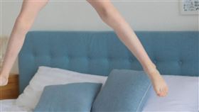 女童與朋友在床上跳上跳下，下一秒竟發生嚴重意外。（圖／翻攝自pexels） 