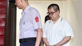 湯景華縱火奪六命更審開庭（1）男子湯景華（右）因細故縱火，導致翁家6人身亡，一二審皆被判處死刑。台灣高等法院更一審6日開庭，湯景華遭提訊出庭。中央社記者吳翊寧攝  108年8月6日