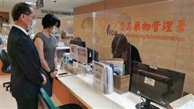 慈濟預計購買疫苗，6月23日由顏博文執行長(左)正式前往食藥署送件。（圖／慈濟基金會提供）