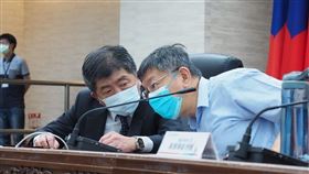 台北市長柯文哲與衛福部長陳時中說明和平醫院應對策略。（圖／台北市政府提供）
