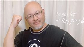 劉亮佐一家人落實居家防疫，又常以「在家防疫救經濟」分享外帶晚餐。（圖／翻攝自劉亮佐臉書）