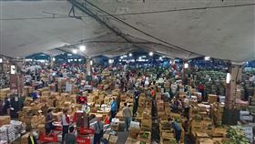 陳時中、陳吉仲、王必勝在今（23）天清晨視察雙北果菜批發市場（圖／翻攝自王必勝臉書）