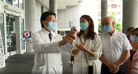 賈永婕今與公公送捐「電子影像喉頭鏡」。（圖／翻攝自賈永婕臉書）