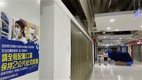 陳時中：23日宣布疫情降溫解封相關規劃細節近日國內確診數下降，中央流行疫情指揮中心指揮官陳時中22日表示，確實有思考以風險高低分區解封，但專家、各縣市首長都認為應全國一致，將進一步討論後23 日宣布。圖為受疫情影響，高雄某賣場內專櫃店面暫停營業。中央社記者董俊志攝  110年6月22日