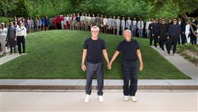 Giorgio Armani本季充滿美妙輕盈感，薄質面料、剪裁流暢且貼合身形，呈現一種平靜與淡然的態度。（圖／Giorgio Armani提供）