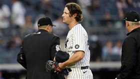 ▲柯爾（Gerrit Cole）被檢查球帽、手套。（圖／美聯社／達志影像）