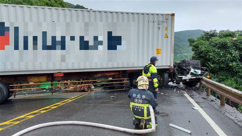 濱海公路2聯結車對撞！駕駛受困送醫