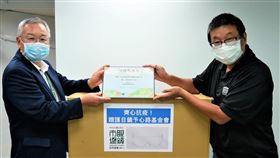 ▲台灣頂點眼鏡市場高村總經理(左)捐贈透明護目鏡，由心路基金會資訊部林育德主任(右)代表接收。（圖／業者提供）
