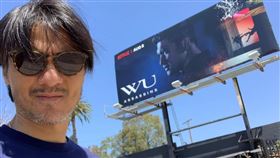 馮德倫近期轉戰幕後導演，背景海報為《五行刺客》劇集。（圖／翻攝自馮德倫IG）