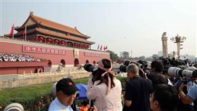 中共百年黨慶大會 與會者需完成注射中國製疫苗港媒引述消息稱，中共百年黨慶大會中，將有陸軍航空兵模仿中共「建國」70週年閱兵時的編隊飛行。圖為中共「建國」70週年時，在天安門廣場舉行慶祝儀式。（中通社提供）中央社  110年6月13日