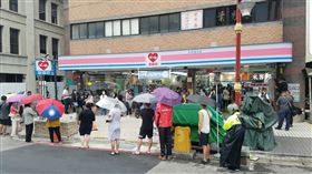 萊爾富率先開賣家用快篩試劑，民眾排隊搶買。（圖／超商提供）