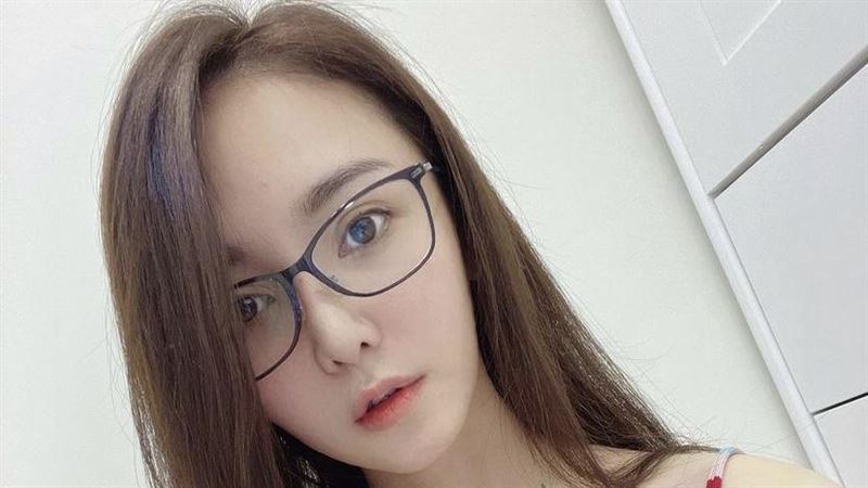 細肩帶露上半胸　天驕女神私服太性感