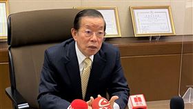 謝長廷：打虎抓賊親兄弟　感謝日本供台灣疫苗駐日代表謝長廷透過手機直播看到日本捐贈的124萬劑AZ疫苗降落桃園機場的畫面時感到安心。他以台灣話俗語「打虎抓賊親兄弟」形容台日關係患難相助的感情如親兄弟。中央社記者楊明珠東京攝　110年6月4日