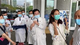 賈永婕捐電子影像喉頭鏡（圖／翻攝自賈永婕的跑跳人生）