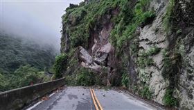 台東,台23線,土石坍方,成功分局,交通錐（圖／翻攝畫面）