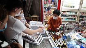 香港蘋果日報24日後停刊，民眾搶買最後一份（圖／翻攝自立場新聞）