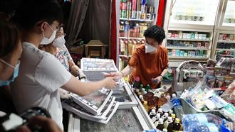 雨中道別 港人搶買最後一份《蘋果》