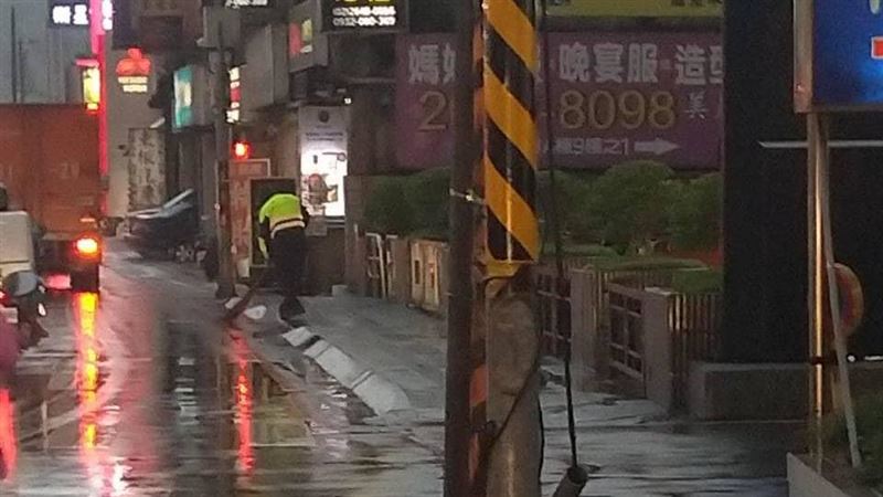 暖！憂騎士摔車　汐止警借掃把清碎石