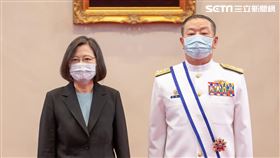 蔡英文頒授參謀總長黃曙光「二等寶鼎勳章」。（圖／總統府提供）
