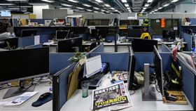 香港蘋果日報日前遭港府強制凍結金融資產，導致無法支付員工和供應商薪資，24日刊出最後一份實體報紙。RSF無國界記者組織表示，新聞自由正被扼殺。（圖／RSF提供）
