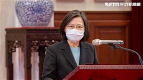 蔡英文頒授參謀總長黃曙光「二等寶鼎勳章」。（圖／總統府提供）