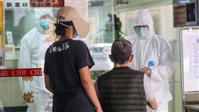 防疫升級  彰銀行員著防護裝備服務（1）金融機構員工武漢肺炎（2019冠狀病毒疾病，COVID-19 ）確診數攀升，位於台北市中山區的彰化銀行晴光分行日前有員工確診，2日行員上班穿著防護裝備服務客戶。中央社記者裴禛攝  110年6月2日