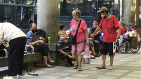 台北市本土疫情爆發，但近日白天高溫達36度，萬華區龍山寺捷運站仍有大批遊民未戴口罩。記者李依璇攝影