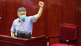柯文哲北市議會報告備詢（3）台北市議會21日下午開會，議員質詢時問市政府有誰已經施打疫苗，市長柯文哲舉起手。中央社記者鄭清元攝　110年6月21日