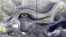 衛星水氣頻道影像，水龍，太平洋，綿延1萬多公里，圖/翻攝自鄭明典臉書