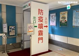 燦星旅遊推防疫消毒門(燦星旅遊提供)