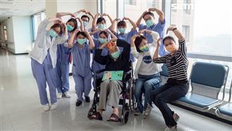 染疫搏鬥21天！103歲人瑞出院了