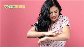 治療慢性自發性蕁麻疹與糖尿病與高血壓等慢性病一樣，需要患者配合醫療團隊定期回診追蹤病情、按時服藥，就怕自行停藥讓治療前功盡棄。