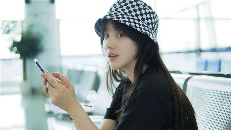女星倒礦泉水拍溺水　卻忘當地沒水喝