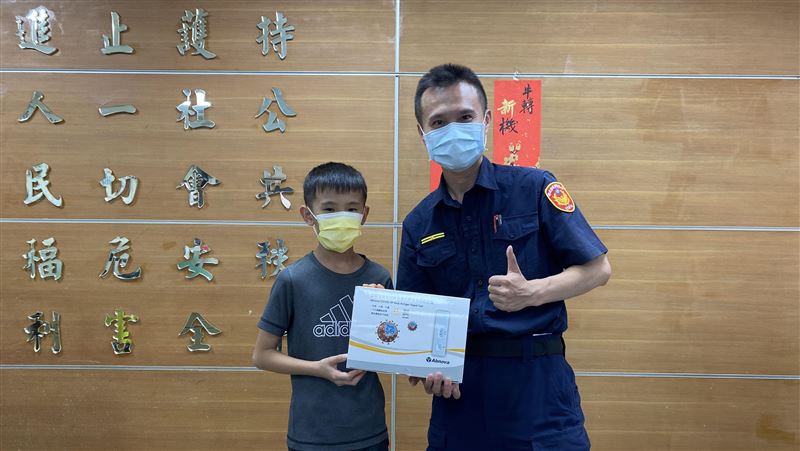 警察是超級英雄！童掏錢購快篩劑贈警