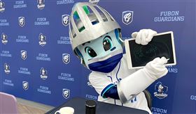 富邦悍將吉祥物富藍奇接受訪問。（圖／富邦悍將提供）