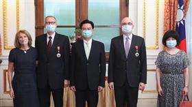 吳釗燮頒贈特種外交獎章及睦誼外交獎章予酈英傑及谷立言。（圖／外交部提供）