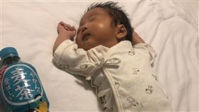 朝倉康心發布一張兒子滿月照，不捨網友卻痛批他不該拿寶特瓶和孩子做比較。（圖／翻攝自朝倉康心推特） 