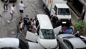 新北,新店,械鬥,擄人,現場畫面（圖／翻攝記者爆料網）