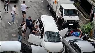 囂張！10惡煞砸車擄人　驚悚畫面曝