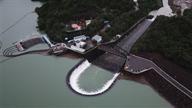 台南南化水庫滿庫溢流空拍經濟部水利署南區水資源局指出，南化水庫已於20日下午滿庫，持續自然溢流中，提醒下游民眾遠離河床。空拍畫面可見溢流全景。（讀者提供）中央社記者楊思瑞台南傳真　110年6月21日