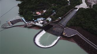 這水庫原快見底！滿水位放水畫面震撼