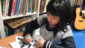 ▲對許多肯愛台東海端書屋的弱勢孩子來說，一人一平板是遙不可及的願望，遠距教學反而上他們「失學」。（圖／肯愛協會提供）