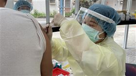 亞東醫院醫護人員專程到安心旅館為街友施打疫苗 （圖/新北市社會局提供）